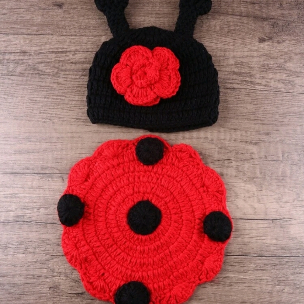 Newborn Unisex ladybug knit photography prop and hat - Picture 4 of 4